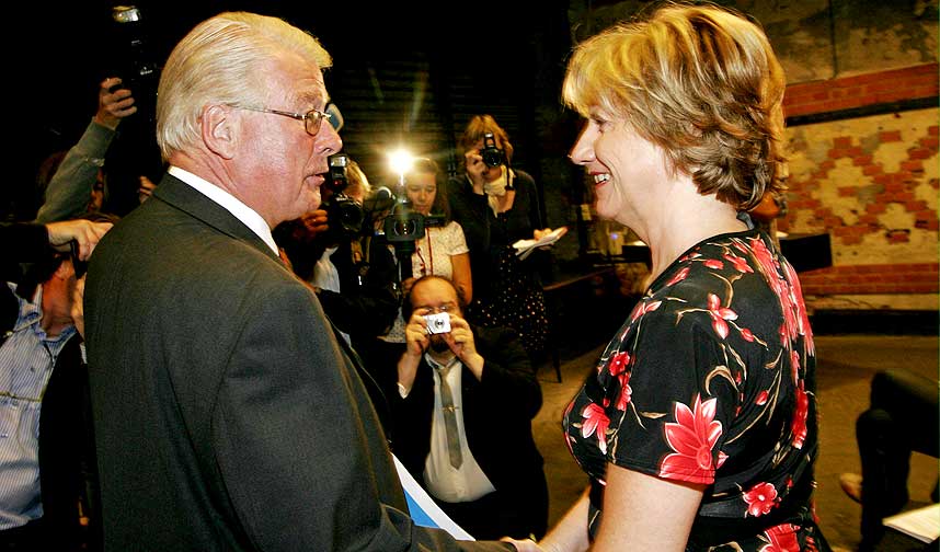 M�TTES: Gerd-Liv Valla og Carl I. Hagen fotografert under presentasjonen av Cappelens h�stliste mandag.