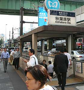 TEKNODISTRIKT: Bydelen Akihabara i Tokyo er kjent for sine mange el-sjapper. I omr�det ligger ogs� Yodobashi Camera. Det er �tte etasjer med himmel for duppeditt-elskere, kamera-ivrige og teknonerder generelt. Det er enkelt � reise hit med Tokyos godt utbygde t-banenett