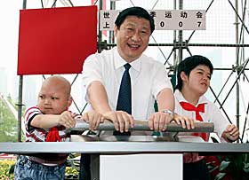 KINAS NESTE PRESIDENT?:  Mange sp�r at toppsjefen i Shanghai, Xi Jinping, blir Kinas neste president om fem �r. Han er kjent for � innta en t�ff holdning mot korrupsjon.
