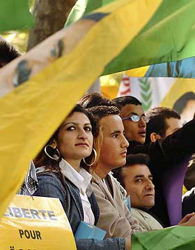 DEMONSTRER FOR PKK: Kurdere demonstrerer i Strasbourg for at den kurdiske lederen Abdullah Ocalan skal slippes fri i Tyrkia.