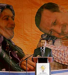 FRYKTER INTET OG GJ�R KLART FOR KRIG: Statsminister Erdogan gj�r det klart over for sitt eget parti, Rettferdighets- og framgangspartiet (AKP) at han ikke frykter eventuelle vestlige reaksjoner p� en invasjon av Nord-Irak, i en tale fredag.