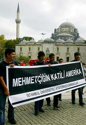 �USA DREPTE MEHMETCIK�: Studenter i Istanbul legger skylden p� USA for at tyrkiske soldater d�r s�r�st i landet.