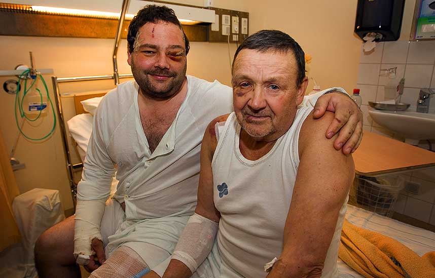 KOMPISER FOR LIVET: Vennskapet mellom Mikael Forselius (41) og Bernt Zetterlund (65) er styrket etter bj�rneangrepet, mener de.  De deler avdeling p� sykehuset. - Der kan vi st�tte hverandre, sier de.