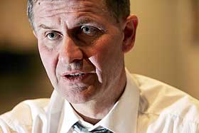 NY ROLLE?: Bistandsminister Erik Solheim nevnes som den heteste kandidaten til � overta Djupedals jobb.