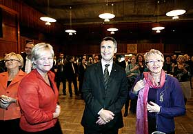 FRYD OG GAMMEN: P� overflaten var det ikke statsr�dssp�rsm�let, men smil og latter som preget de r�dgr�nnes feiring av sine f�rste to �r i Samfunnssalen i Oslo i g�r kveld. F.v. kommunalminister Magnhild Meltveit Kleppa, finansminister Kristin Halvorsen, statsminister Jens Stoltenberg og samferdselsminister Liv Signe Navarsete.