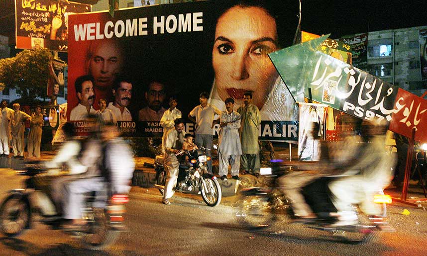 VENTER P� HELTINNEN: Benazir Bhutto-tilhengere venter ut�lmodige p� at den tidligere statsministeren skal vende tilbake fra eksil. Her utenfor familiens hjem i natt.