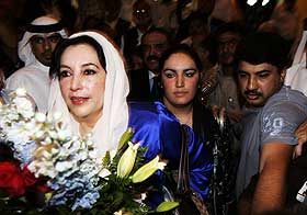 KLAR FOR COMEBACK: Benazir Bhutto (54) p� vei ut fra g�rsdagens pressekonferanse i Dubai. N� er hun p� vei hjem til Pakistan etter �tte �r i eksil.
