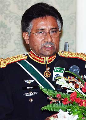 I TR�BBEL: President Pervez Musharraf sliter med problemer b�de hjemme og ute og har allerede im�teg�tt krav fra Bhutto.