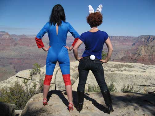 SPIDERWOMAN OG KANINJENTA: Ved Grand Canyon.
