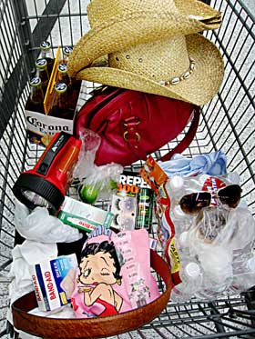 M�-HA P� ROAD TRIP: Falske �yenvipper, Coronas, Betty Boop-t-skjorte, solbriller og vann fra Wallmart.