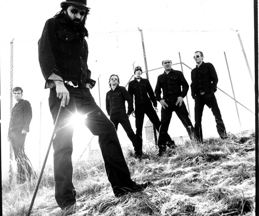 N�V�RENDE BESETNING: Turboneger med vokalist Hank von Helvete (Hans-Erik Dyvik Husby - foran) og bak fra venstre P�l Pot Pamparius (P�l B�ttger Kj�rnes), Rune Rebellion (Rune Gr�nn), Euroboy (Knut Schreiner), Happy-Tom (Thomas Seltzer) og Chris Summers (Christer Engen).