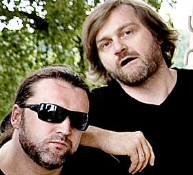 GIR SEG: Rune Gr�nn (til h�yre) slutter i Turboneger. Her sammen med Hans-Erik Dyvik Husby da Turboneger fikk gullplate p� Universals hagefest tidligere i �r.