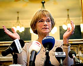 DEN ENESTE SOM SNAKKER: Forfatterne er oppgitt over at Dansk folkepartis leder Pia Kj�rsgaard er den som har drevet debatten om integrering og minoriteter i Danmark. N� er det p� tide at andre kommer p� banen, syns de to.