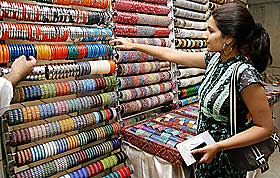 SENTRAL HENDELSE: Ikke et h�rstr� eller hudomr�de glemmes n�r Zafari skal st� brud. Vel fremme i Danmark opplever hun at dr�mmene hennes ikke oppfylles. Bildet er fra den store Bride & Groom-utstillingen i New Delhi nylig.
