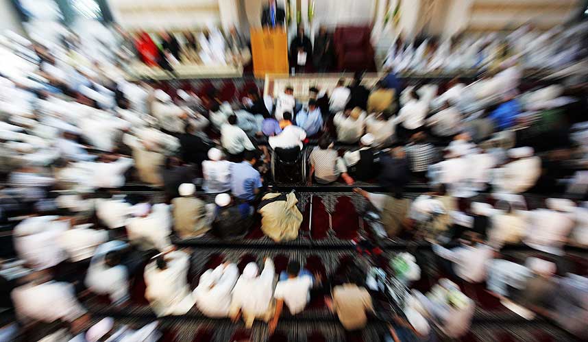 TROR FEIL OM MUSLIMER: Befolkningen tror muslimske nordmenn er mer fundamentalistiske og religi�se enn de egentlig er, if�lge ny rapport. Dette bildet er fra moskeen Central Jamaat-e Ahl-e Sunnat i Oslo.