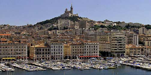 MARSEILLE: Utsikt mot den gamle havna. Den syd-franske byen har f�tt direkterute fra Norge, og stadig flere nordmenn oppdager byen. Den er en av ti byer reisebokforlaget Lonely Planet tror vil bli en popul�re feriem�l neste �r.