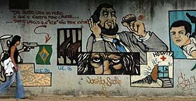 TREDJE ST�STE BY: Grafitti p� murene rundt tidligere Carandiru fengsel i S�o Paulo. Teksten p� veggen betyr: �P� den andre siden av muren finnes det som systemet for�rsaker. P� denne siden hva det ikke kan unng�.� S�o Paulo er kjent for blant annet st�rrelsen, volden og smogen,  Mn vil bli en favoritt blant ferierende p� grunn av sitt galleri-, butikk- og restauranttilbud if�lge Blue List.