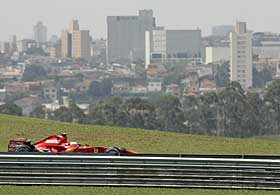 FART: Finske Kimi Raikkonen kj�rer mot seier i sin r�de Ferrari p� Interlagobanen i S�o Paulo i Brasil, sist uke. Verdens tredje st�rste by er p� Lonely Planets Blue List som en av de heteste feriebyene i 2008.