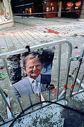 DRAPET PÅ PALME: Fra første stund ble det lansert teorier om at en konspirasjon sto bak drapet på Sveriges statsminister i 1986. Høyreekstreme krefter, kurdiske PKK, Sør-Afrikas etterretningstjeneste og politiet har fått skylda. Noen kobler også Illuminatus til denne saken. Christer Petterson ble dømt og senere frikjent i saken.