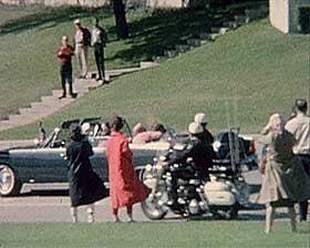 DRAPET PÅ JFK: Her lener Jackie Kennedy seg over den amerikanske presidenten som ble skutt og drept i Dallas i 1963. Hvem som sto bak drapet har vært gjenstand for uendelige spekulasjoner. Var Lee Harvey Oswald alene eller ble han brukt som syndebukk?