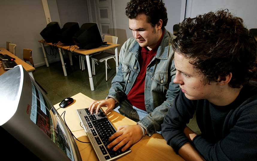 SOSIALE P� NETTET: Mange unge har flyttet nesten hele sin sosiale arena over p� internett. Hver sjette ungdom bruker TV og data mer enn �tte timer hver dag, if�lge SSB.