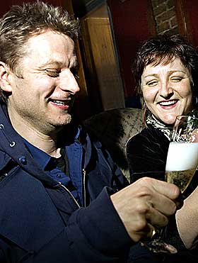 SAMARBEID: Regiss�r Anders Andersen - som her f�r champagne av Anne B. Ragde - og Christopher Nielsen lager Jokke-musikal sammen.