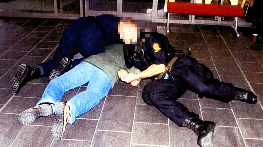 REKONSTRUKSJON: Spesialenheten henla saken mot politimennene som var involvert i p�gripelsen av Obiora. Her fra rekonstruksjonen av p�gripelsen.