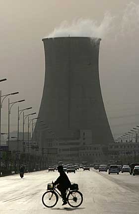KINA OG INDIA TRENGER PENGENE: Det koster � kutte CO2, og store, fattige land som Kina og India slipper ut mye CO2. De vil ikke binde seg til avtaler om reduserte utslipp. - Du kan ikke si til folk som sliter med � tjene nok til � kj�pe mat at de m� redusere utslippene sine, forklarte Lu Xuedu, sjef for Kinas departement for globale milj�saker.