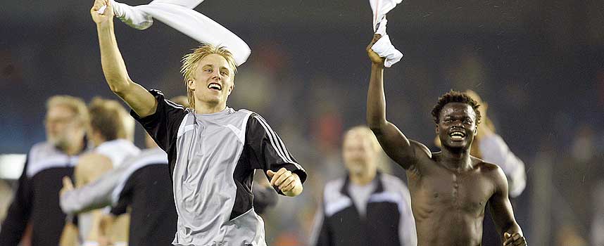 VILL FEIRING: Per Ciljan Skjelbred og Didier Konan Ya vifter med Valencia-drakter etter kampen.