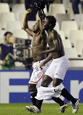 OFRET BUKSA: Didier Konan Ya (t.h.) planlegger � gi bort shortsen mens han feirer med Abdou Razack Traore.