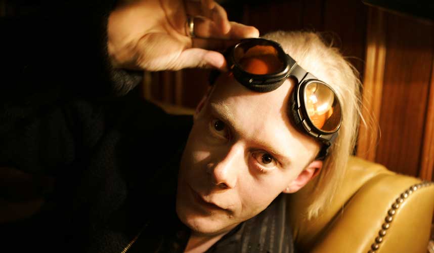 IKKE SKYLD P� MUSIKKEN: Suksessforfatteren Cornelius Jakhelln st�r bak bandet som har samme navn som det Jokela-drapsmannen brukte p� YouTube. - Om utsatt ungdom hadde f�tt tettere oppf�lging kunne alle de drepte v�rt i live, sier han.