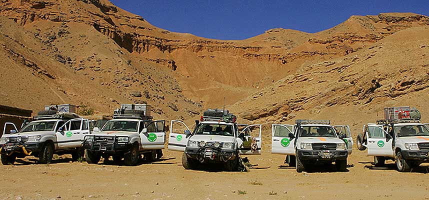 UPANSREDE: Styrken i Meymaneh bruker en rekke upansrede sivile patruljebiler av typen Toyota Landcruiser. Disse er sv�rt s�rbare for miner og veibomber.