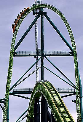 VERDENS R�ESTE: Kingda Ka i USA. 139 meter p� sitt h�yeste og toppfart p� 206 km/t! P� vei ned droppet p� 127 meter tar banen en 270 graders twist.