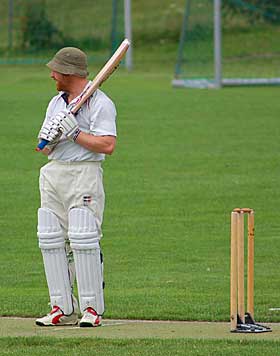 LITEN IDRETT: Australske Jonathan Solberg er en av rundt 1000 cricketspillere i Norge.