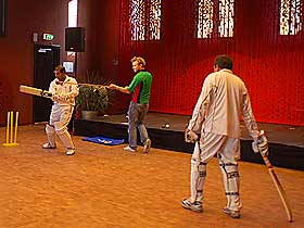 OPPVISNING: V�lerengas cricketspillere viser seg fram p� Litteraturhuset i forbindelse med lanseringen av boka �Legg cricket p� is�.