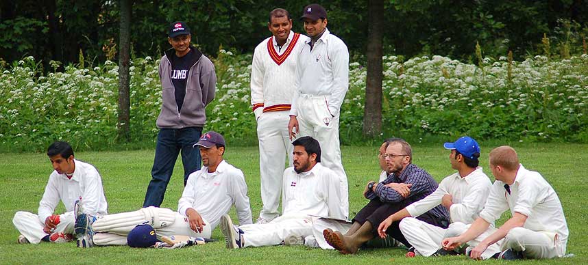 SATSER P� OPPRYKK: V�lerengas cricketgutter endte p� 2. plass i �r, men vil opp fra 3. divisjon neste sesong. I midten �verst er Anees Rauf, kjent fra �Birkebeinerne�-serien, som grunnla klubben.