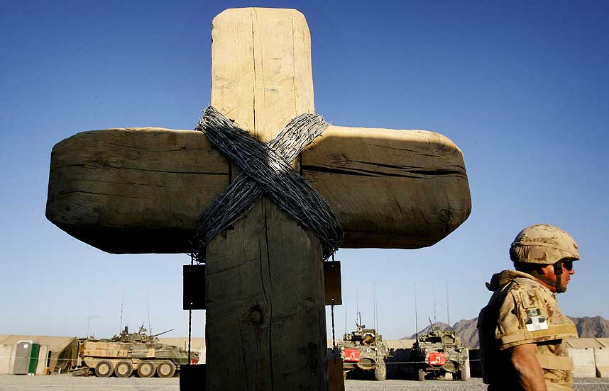 MINNEMERKE: En kanadisk NATO-soldat passerer et minnesmerke over d�de soldater i en milit�rleir i Kandahar-provinsen i s�r-Afghanistan. Men det er oppr�rerne som har st�rst tapstall i kampene i Afghanistan, som til n� har krevd livet av n�rmere 6000 personer.