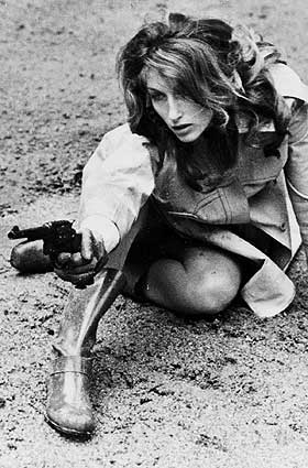 REVOLVERKVINNEN: En skarpladd Vibeke i filmen �Exit� fra 1970.