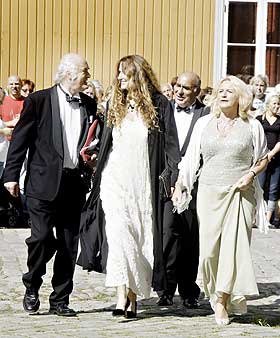AUGUST 2007: Ekteparet L�kkeberg/Kristiansen var invitert da Ari Behns foreldre giftet seg for tredje gang. Her er de p� vei inn i �stre Fredrikstad kirke.