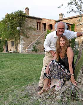 BONDEKVINNEN: Vibeke og Terje p� g�rden de driver i Toscana i 2003.