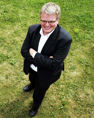 EIRIK NEWTH: - Det er en klisj�, men ikke mindre sant av den grunn: vi lever i turbulente tider. Og knapt noe omr�de er mer turbulent enn medielandskapet, skriver forfatter Eirik Newth. Dagbladet.no spurte ham om hvordan opphavsretten s� ut om ti �r.