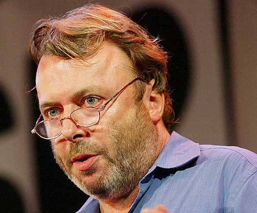P� tvers: K�ret til en av verdens fremste intellektuelle, p� bestselgerlista i �r for et gudsbespottende raseri av ei bok og tidligere trotskist som st�ttet invasjonen av Irak, er Christopher Hitchens (58) en av de mest kontroversielle meningsytrerne i den engelskspr�klige verden. Foto: Hjemme hos Hitchens: Mora til Christopher sa at �hvis det skal v�re en overklasse i dette landet, skal min s�nn v�re en del av den.� I dag bor den Cambridge og Oxford-utdannede marxistbeleste briten i to meget standsmessige leiligheter i et pent str�k av Washington DC. Drikker mindre: P� tross av vinflaska p� bordet, Hitchens sier han drikker mindre n�, et resultat av at han har sluttet � r�yke.