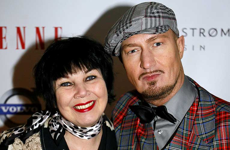 TO MOTEEKSPERTER: Designer Kjell �Baron von Bulldogg� Nordstr�m poserer sammen med Kiki S�rum under moteuka i h�st.