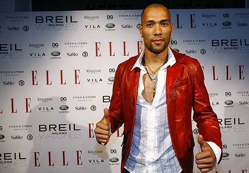 IKKE TO TOMLER OPP: - Hva er greia med den r�dt skinn, sp�r Baron von Bulldogg p� bloggen. John Carew f�r passet p�skrevet.