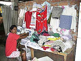 LEVER AV � SY KL�R:Sara Carpio fra Ecaudor trenger 225 dollar i l�n for � kj�pe stoffer av h�yere kvalitet.