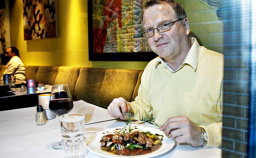 IKKE SNAU MED SAUS: N�r Lars Erik Litsfeldt spiser middag p� restaurant ber han om ekstra saus, men kutter potetene. Han holder seg lengre mett og trenger ikke spise s� mange m�ltider med det fettrike kostholdet.