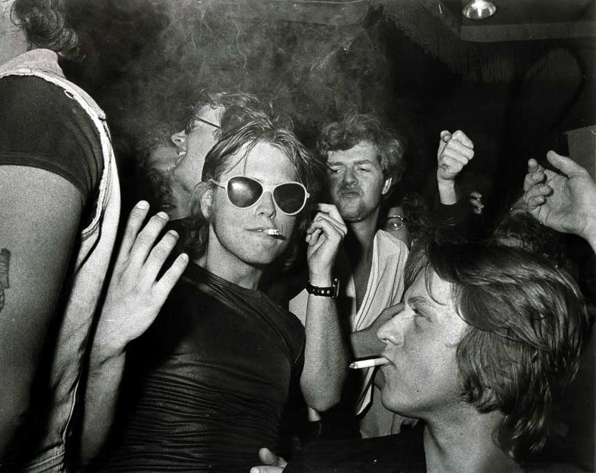 VAR DU HER? 21. juli 1977 spilte det engelske punkrockbandet The Sex Pistols p� Penguin Club. Dagbladets fotograf var til stede. Her er Johnny Rotten (i midten) fanget av blitzen til Dagbladets fotograf.