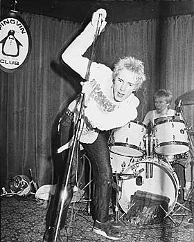 PUNKHISTORIE:
Bilde fra den etter hvert så legendariske konserten med The Sex Pistols på Pingvin Club i Oslo i juli 1977. Johnny Rotten er vokalist.