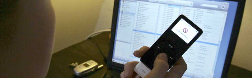 STOR BETALINGSVILJE: - De samme som sier de aldri vil betale for musikk betaler gladelig for � f� en lobotomert versjon av l�ta som ringetone p� mobiltelefonen. Enkelhet er nok viktigere enn prisen, skriver Olav Torvund.