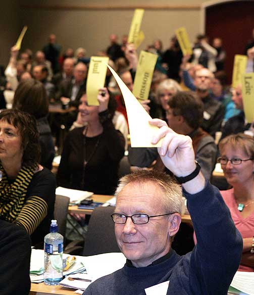 VANT: Arne Backer Grønningsæter som lever i homofilt partnerskap holder opp sin stemme under voteringen fredag. Hans syn seiret stort i avstmmingen.